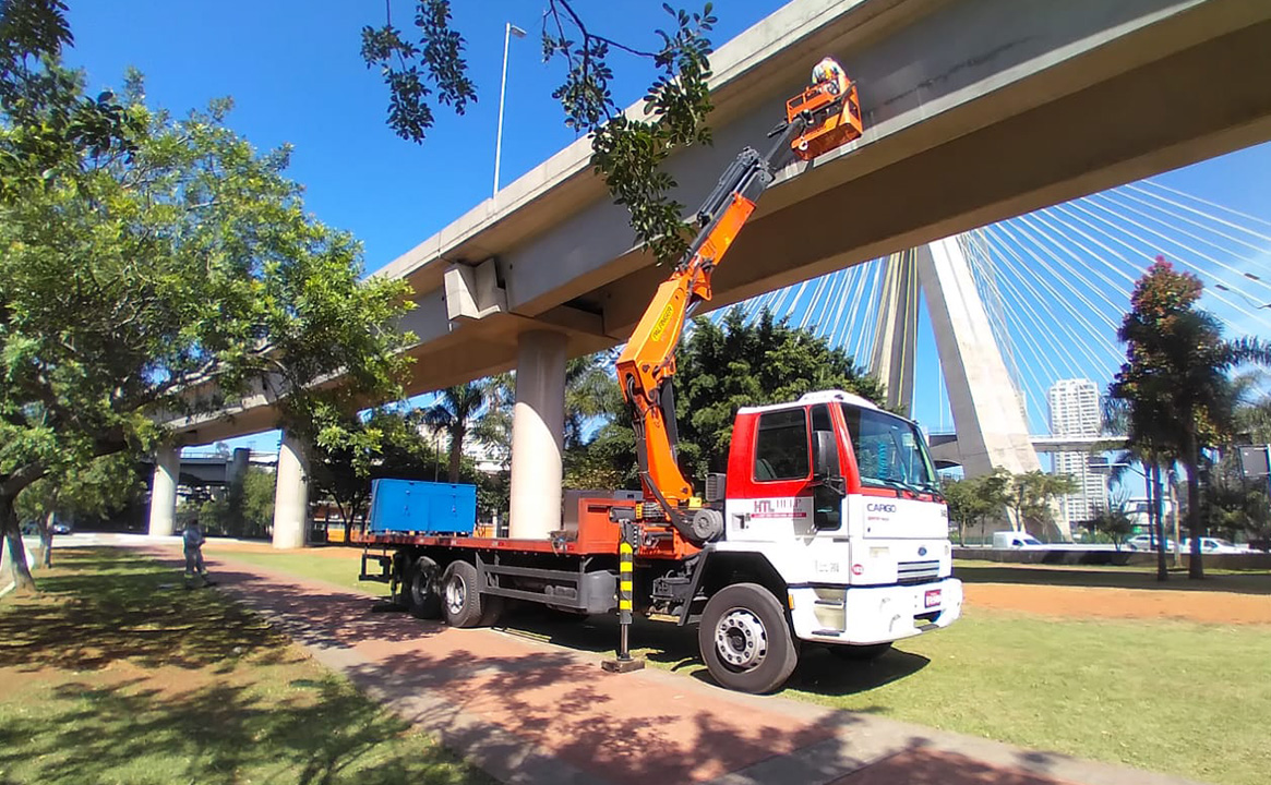Cesto aéreo acoplado em operação - Help Transportes