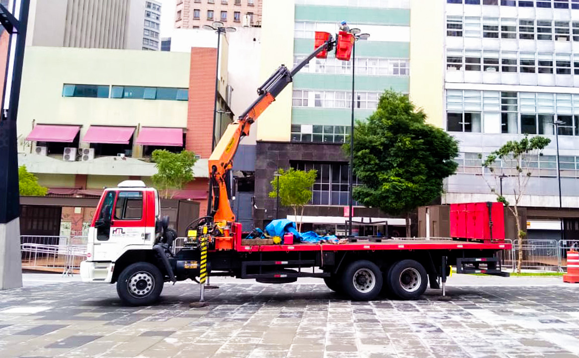 Cesto aéreo acoplado para manutenção - Help Transportes